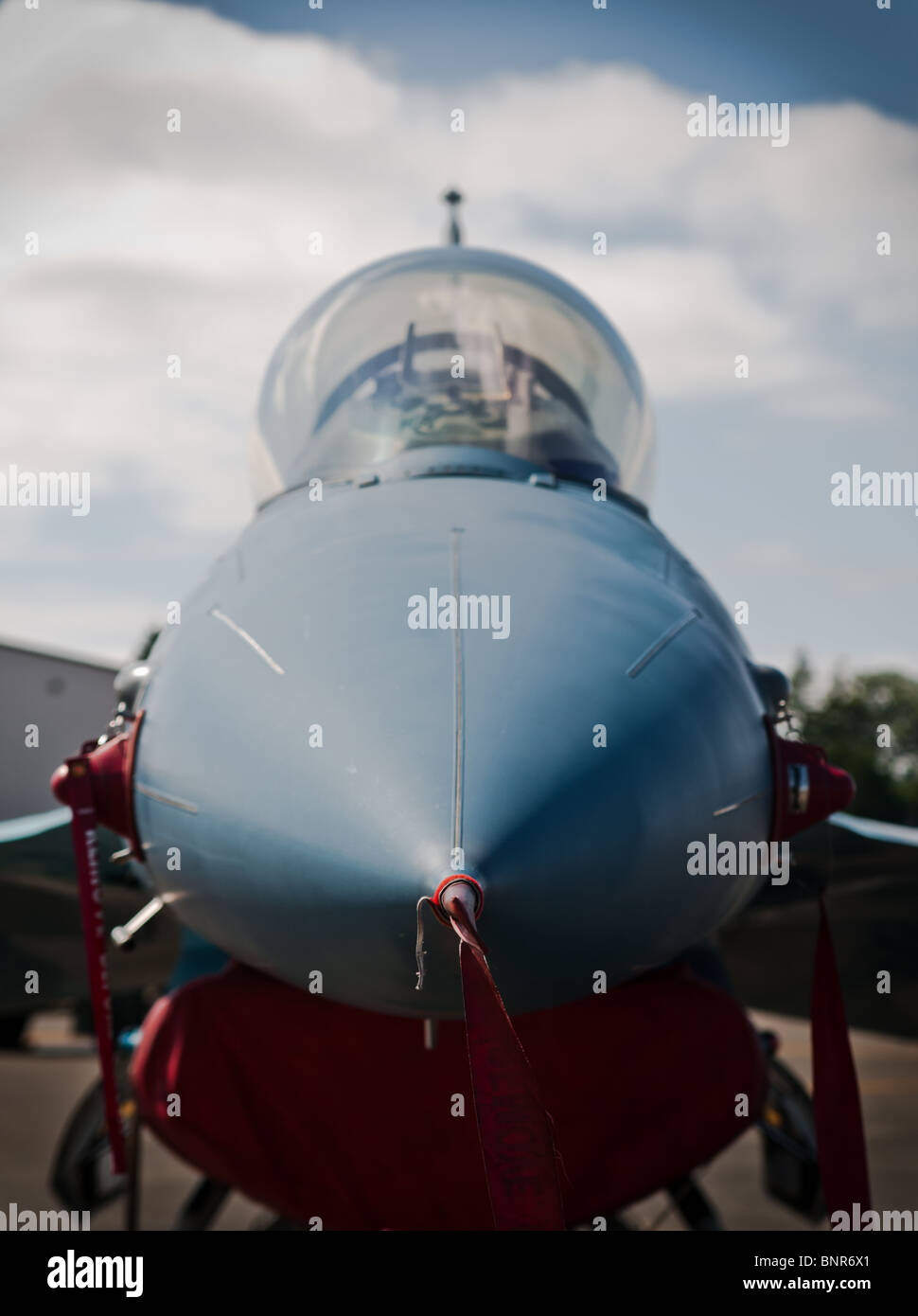 General Dynamics F-16 Falcon combates en un festival aéreo en la base de la Fuerza Aérea McChord, WA Foto de stock