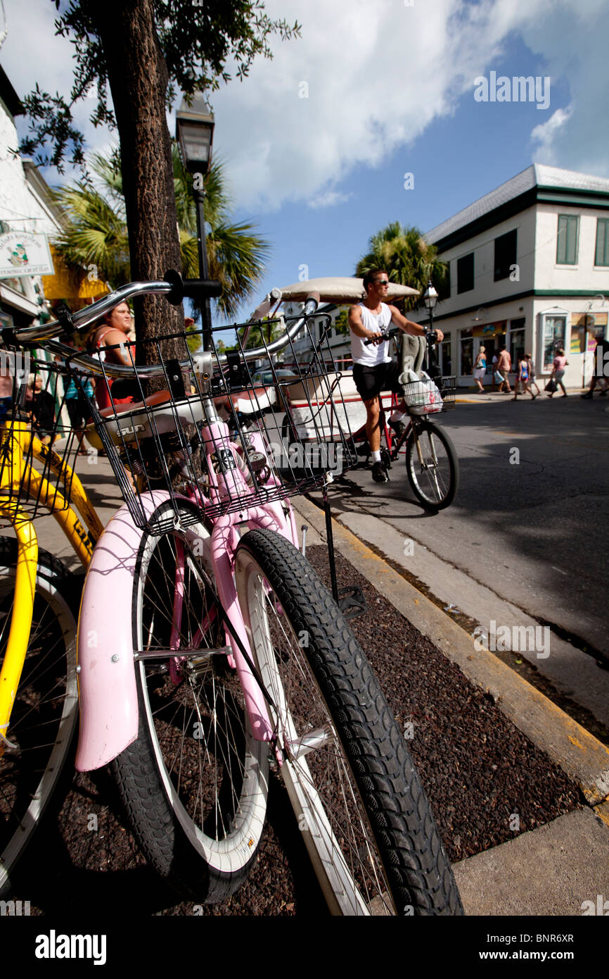 Escena callejera, Key West, Florida avistamiento de diversos modos de transporte alrededor de la ciudad. Foto de stock