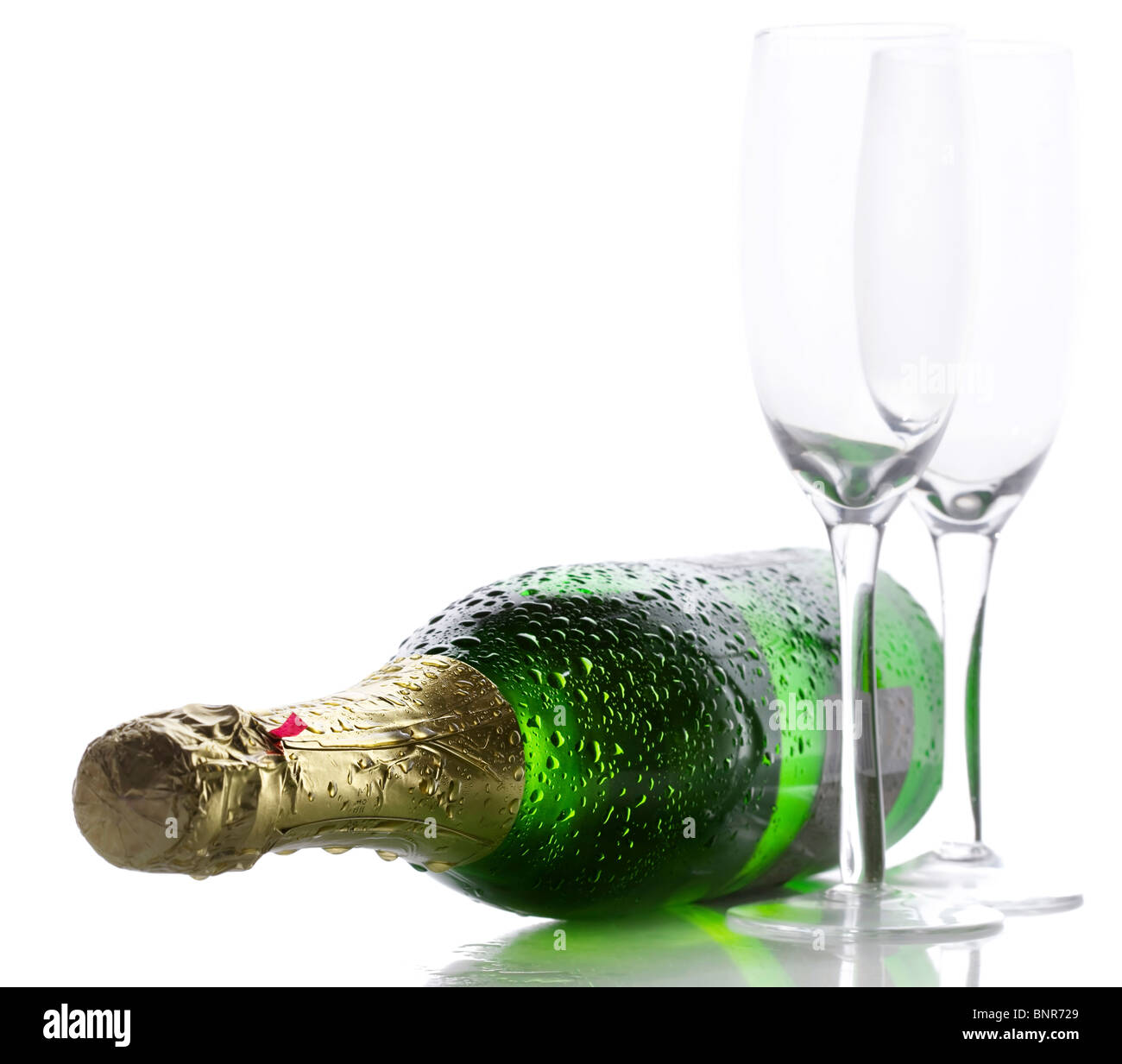 Frío húmedo de botella de champagne con dos copas vacías Fotografía de  stock - Alamy