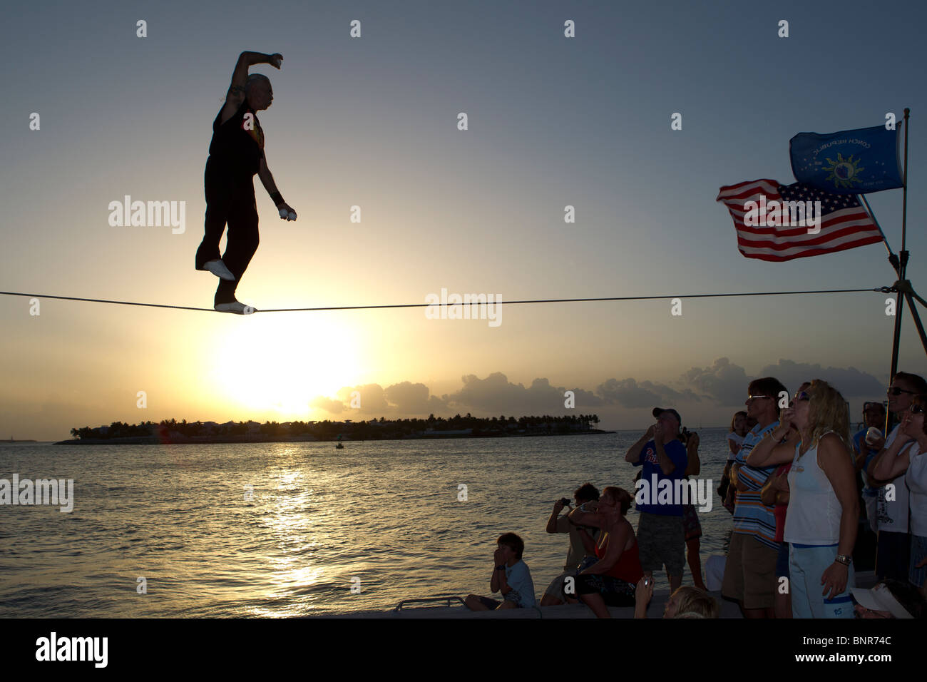 Famosa Sunset Celebration, Key West, Florida. Ejecutante de la calle, Soto sobre el alambre alto. Foto de stock