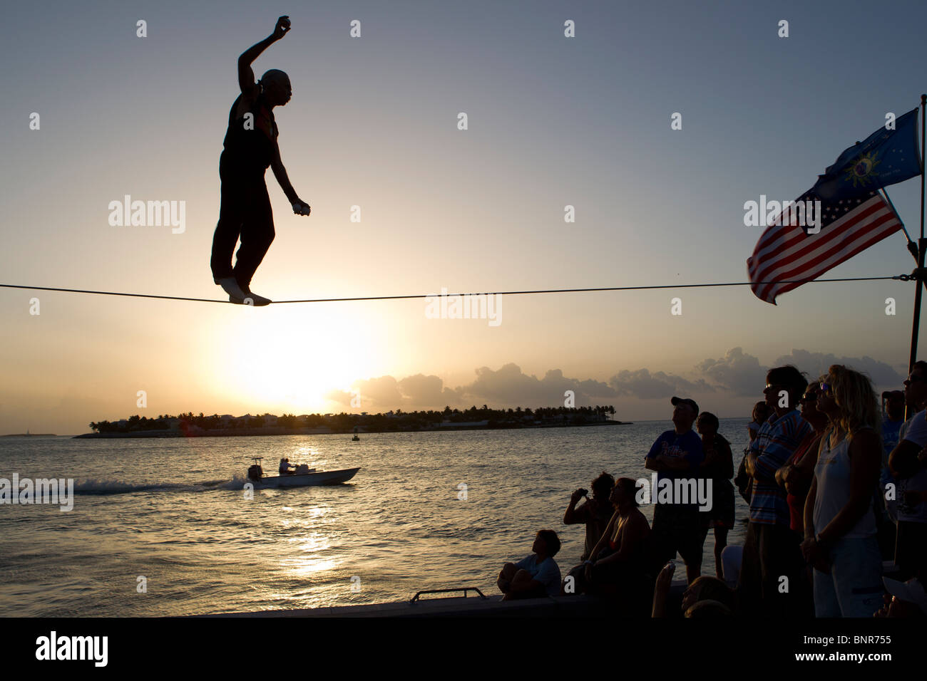 Famosa Sunset Celebration, Key West, Florida. Ejecutante de la calle, Soto sobre el alambre alto. Foto de stock