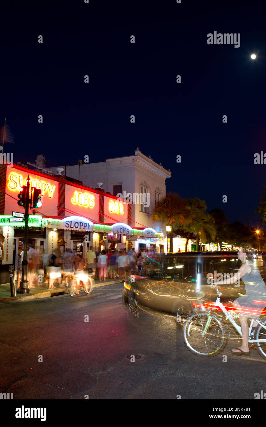Escena callejera, Key West, Florida, con descuidada Joes Bar en la calle Duval. Foto de stock