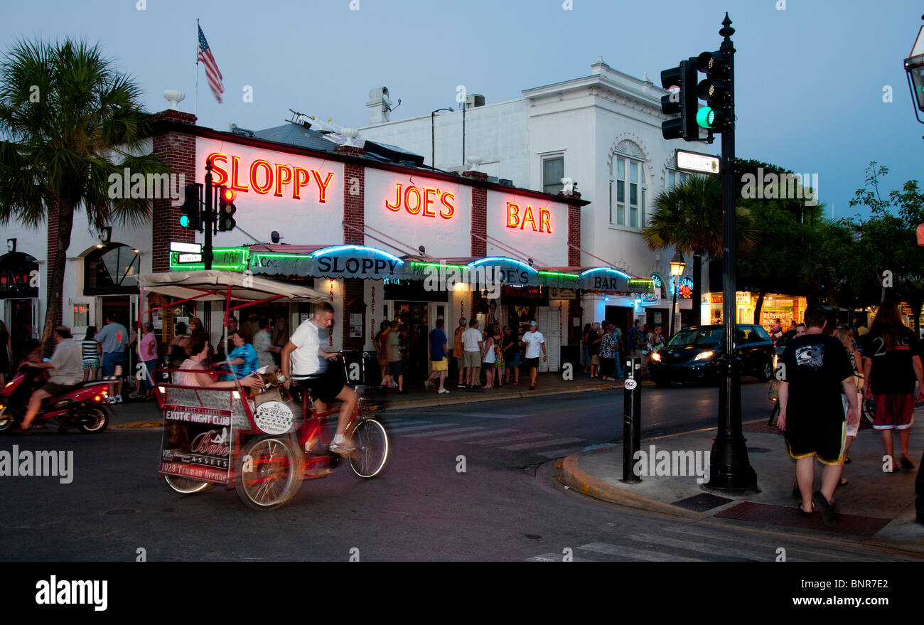 Escena callejera, Key West, Florida, con descuidada Joes Bar en la calle Duval. Foto de stock