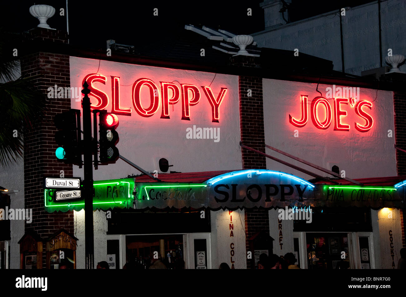 Escena callejera, Key West, Florida, con descuidada Joes Bar en la calle Duval. Foto de stock