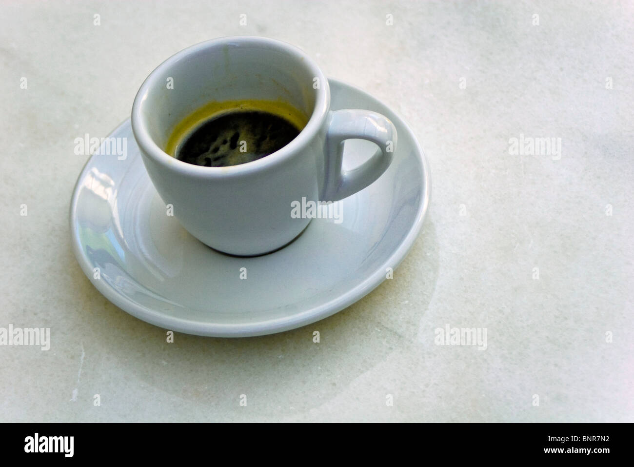Café espresso blanco sobre una mesa de mármol blanco Foto de stock