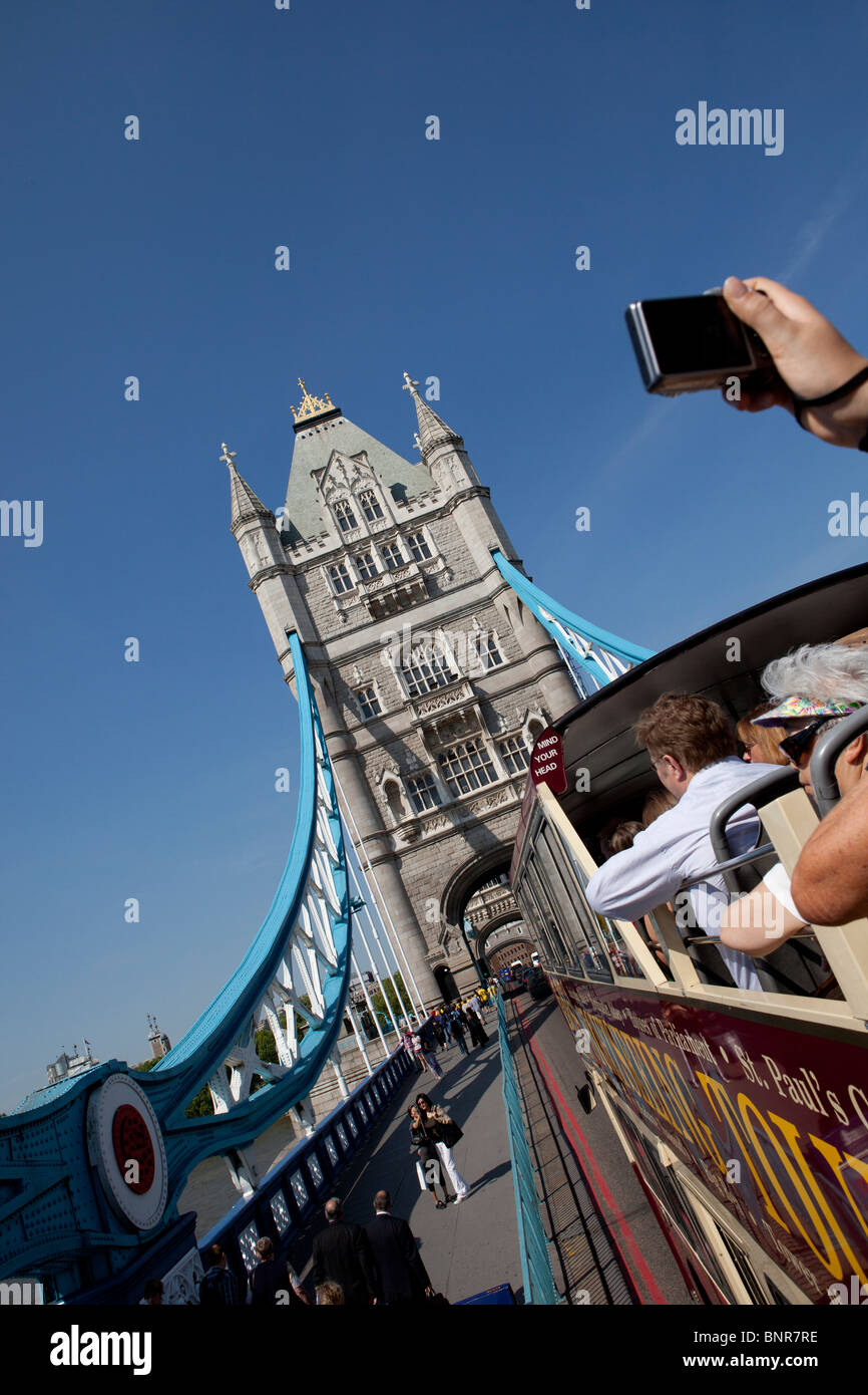 Vista del Tower Bridge sobre el río Támesis, Londres, Inglaterra Foto de stock