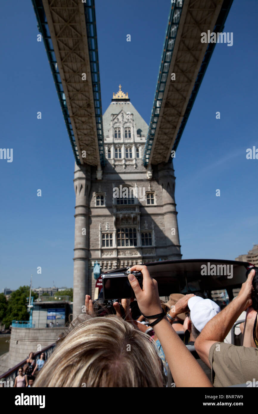 Vista del Tower Bridge sobre el río Támesis, Londres, Inglaterra Foto de stock