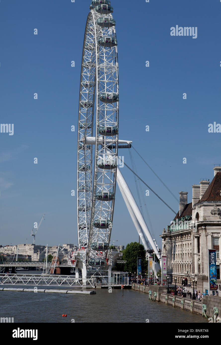 Atracción turística y la plataforma de observación, el Ojo de Londres, Londres, Inglaterra, con una vista del County Hall en el río Támesis Foto de stock