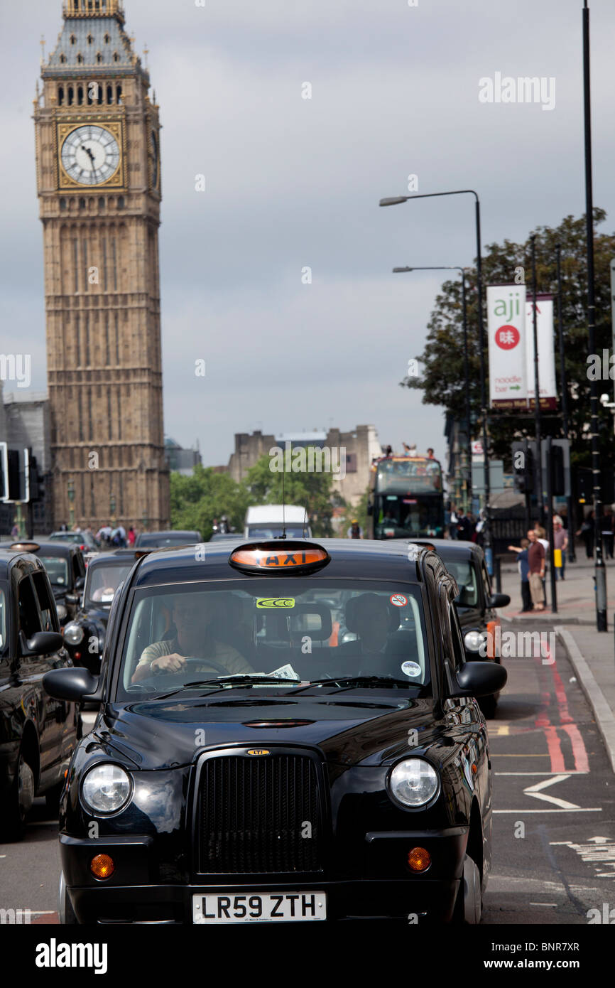 Escena de una calle de la ciudad de Londres, con vistas a la torre del reloj con el Big Ben, Londres, Inglaterra Foto de stock