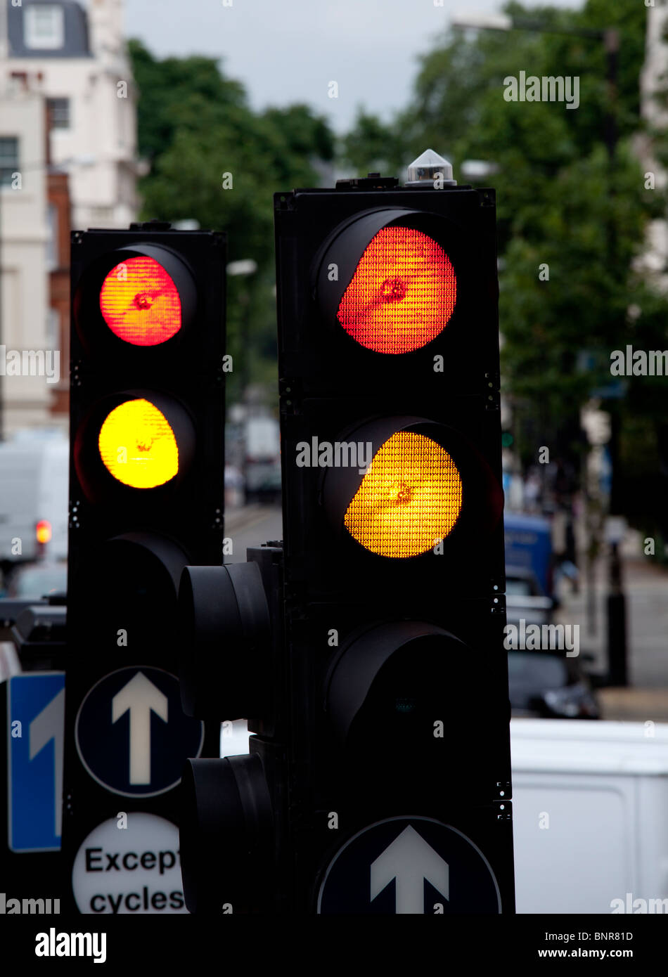 Semáforo y las señales de tráfico, Londres, Inglaterra Foto de stock
