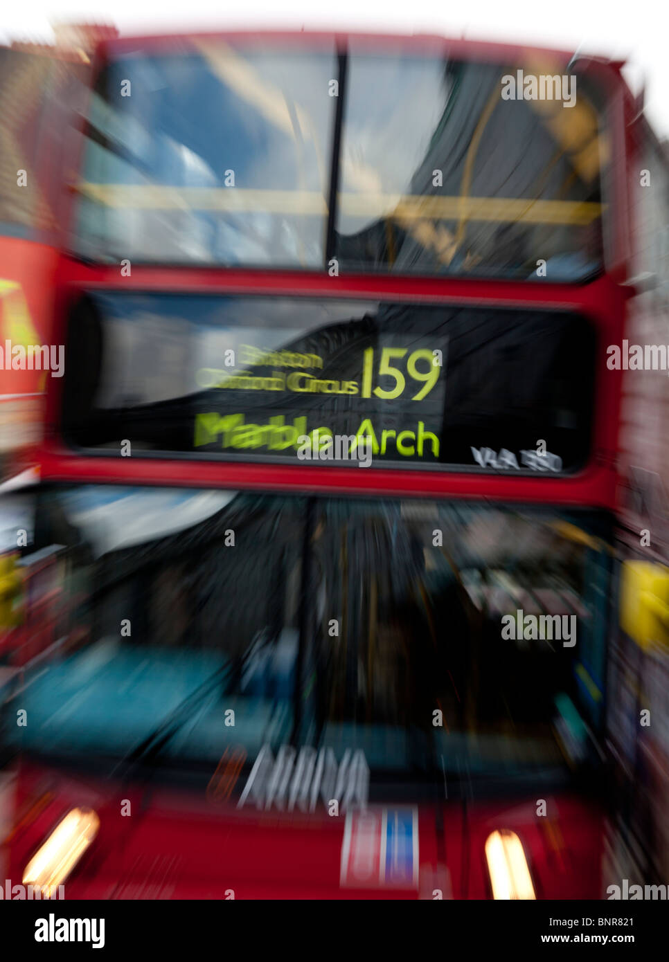 Escena callejera con bus, Londres, Inglaterra. Velocidad de obturación baja con pan. Foto de stock