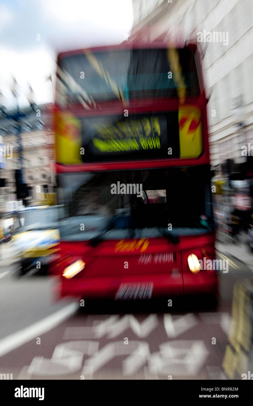 Escena callejera con bus, Londres, Inglaterra. Velocidad de obturación baja con pan. Foto de stock