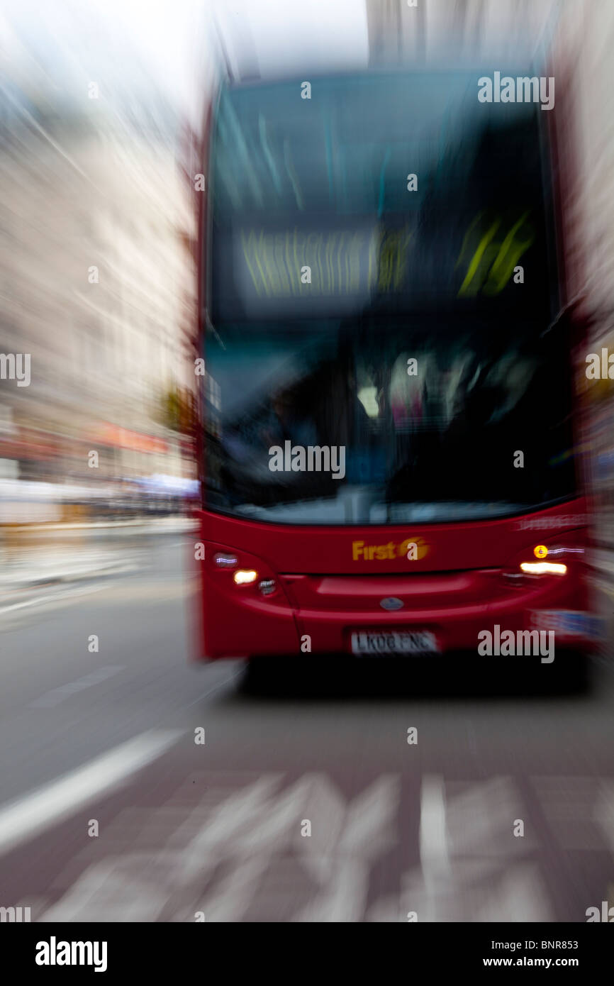 Escena callejera con bus, Londres, Inglaterra. Velocidad de obturación baja con pan. Foto de stock