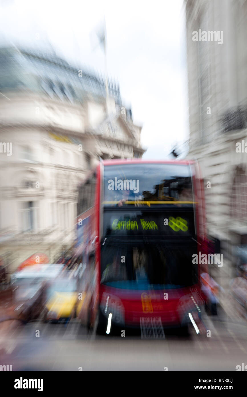 Escena callejera con bus, Londres, Inglaterra. Velocidad de obturación baja con pan. Foto de stock