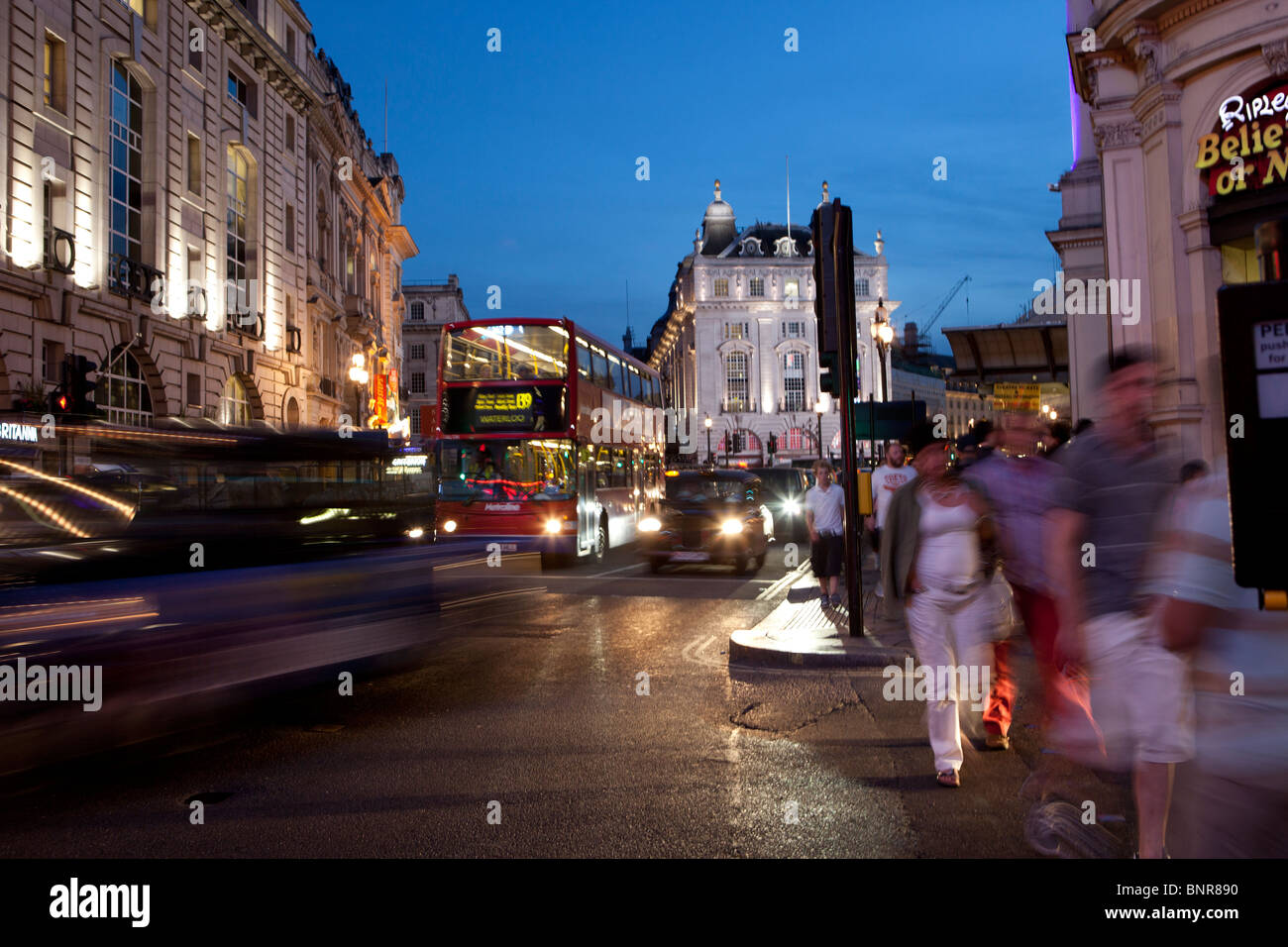 Escena de una calle al anochecer, Londres, Inglaterra Foto de stock