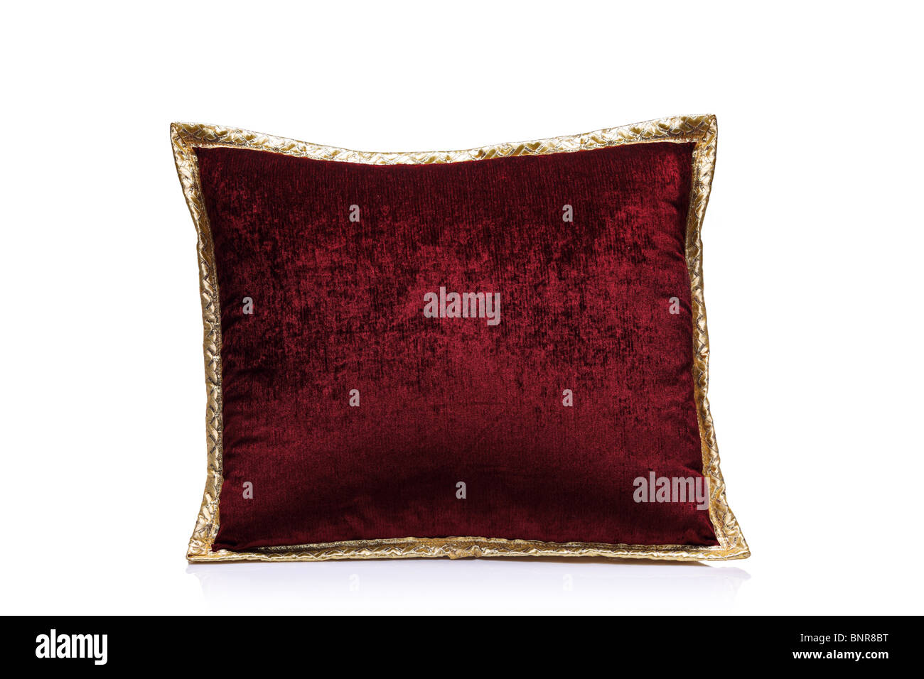 Una vista de una almohada roja Foto de stock