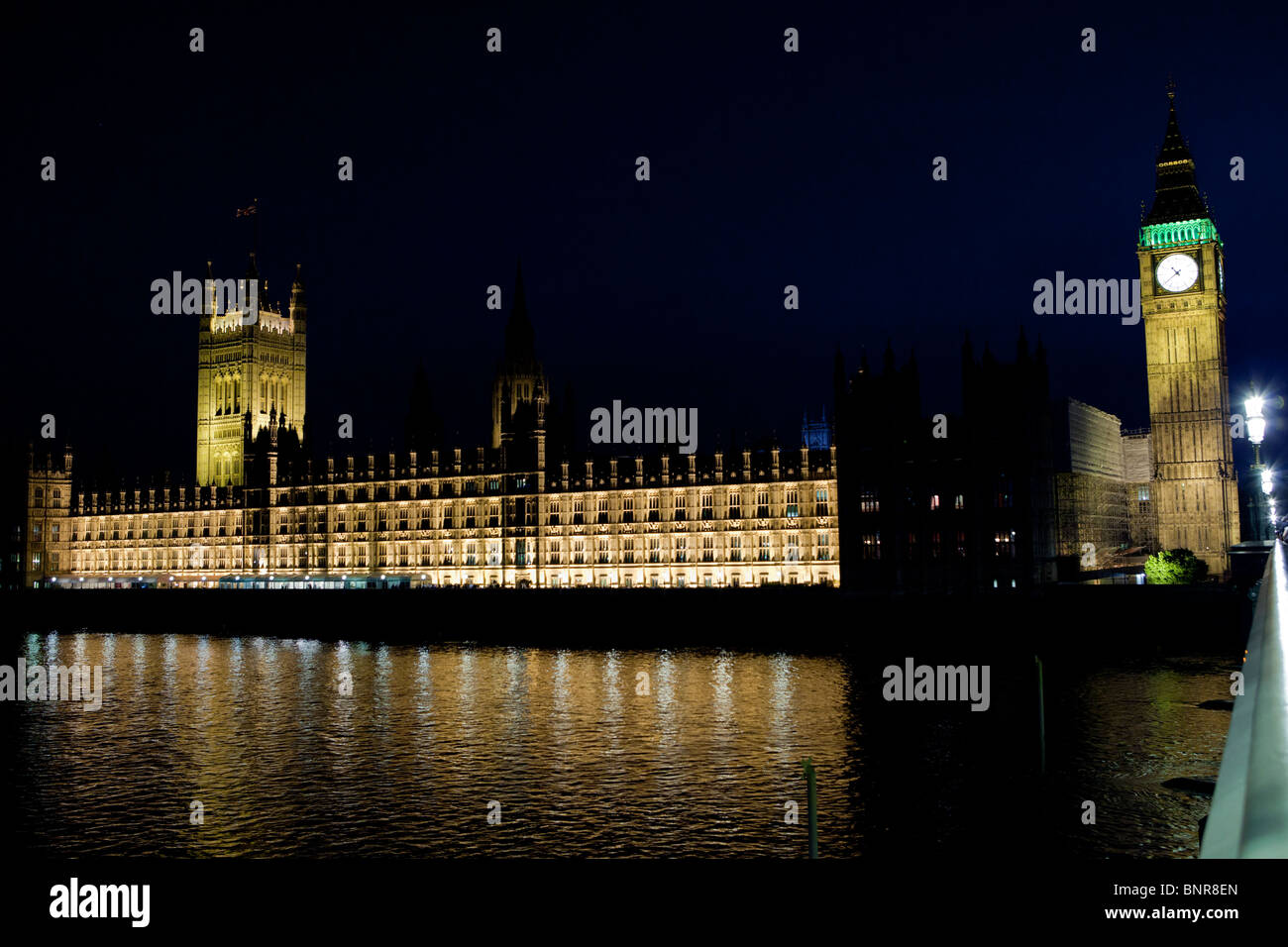 El Palacio de Westminster en la noche , incluido el Río Támesis, Victoria de la torre, el Big Ben y la Abadía de Westminster. Foto de stock