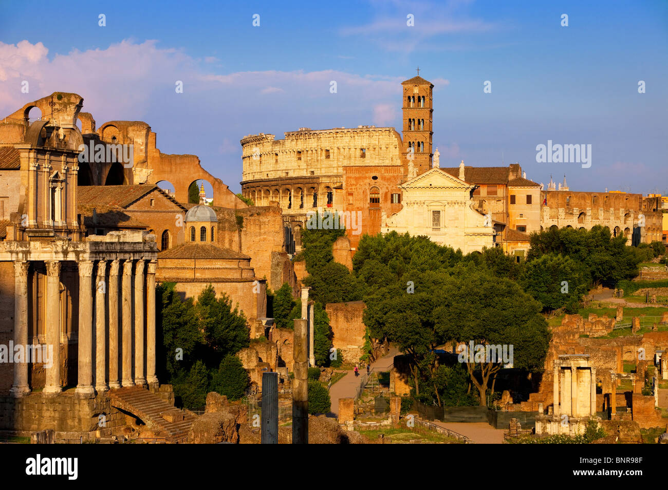 La última luz del atardecer sobre las ruinas del Foro Romano, Roma Lazio Italia Foto de stock