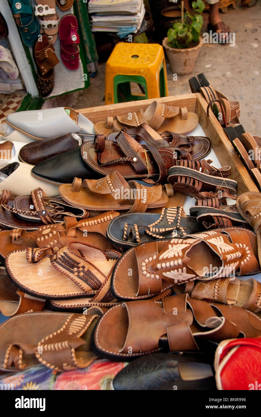 Tienda de zapatos marruecos fotografías e imágenes de alta resolución -  Alamy