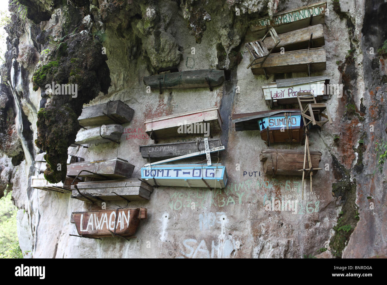 maníaco Tormenta tenedor Los ataúdes colgantes de Sagada Luzón, Filipinas Fotografía de stock - Alamy