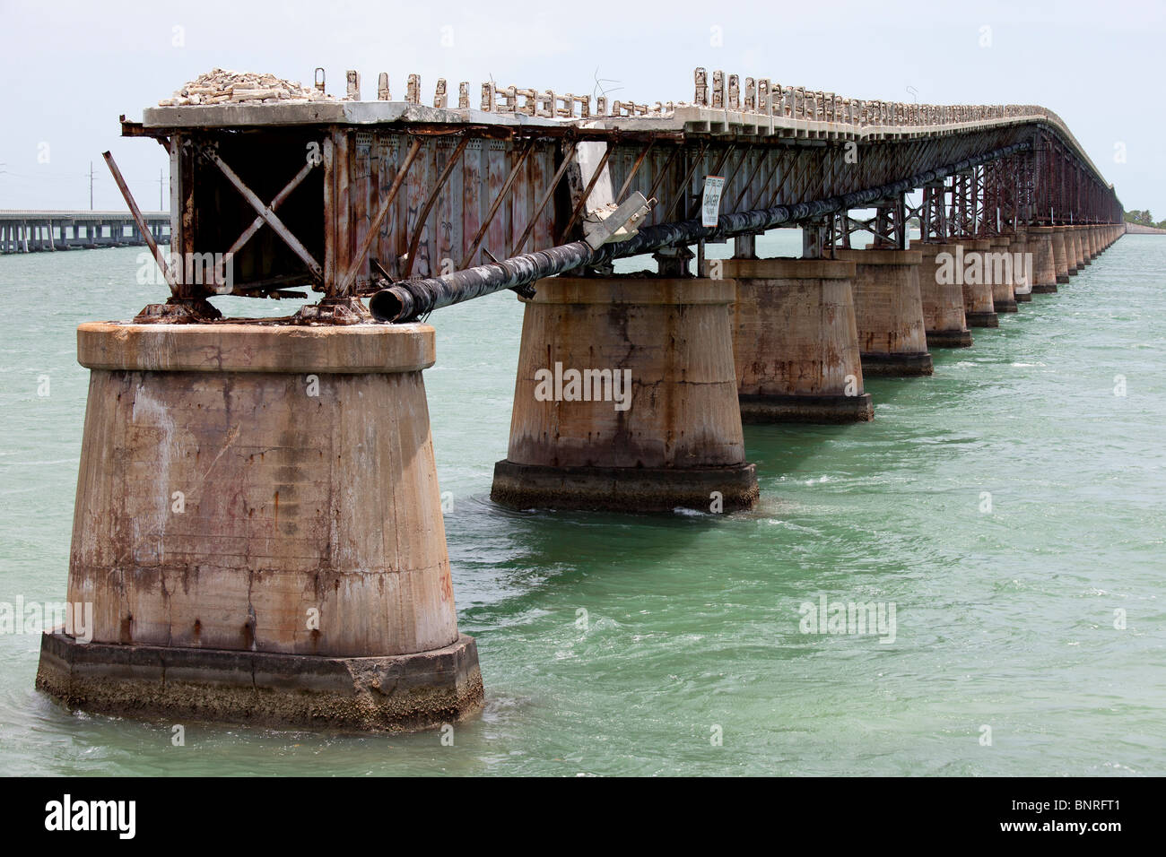 Abra span del puente ferroviario de Bahía Honda, originalmente parte de la Overseas Railroad construido por Henry Flagler. Foto de stock