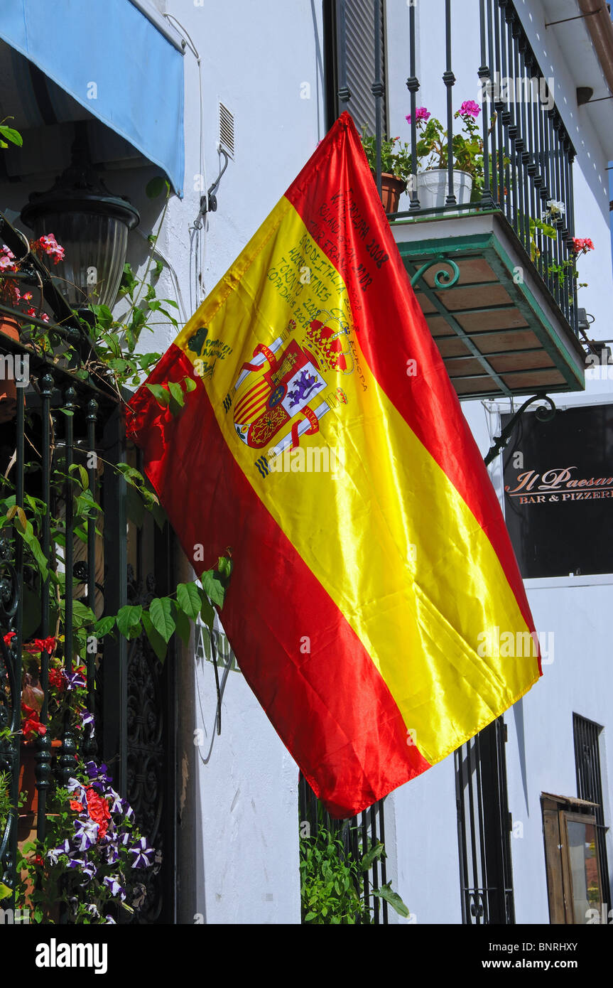 Bandera española y adosado, Pueblo Blanco, Benahavis, Costa del Sol, Málaga,  Andalucía, España, Europa Occidental Fotografía de stock - Alamy