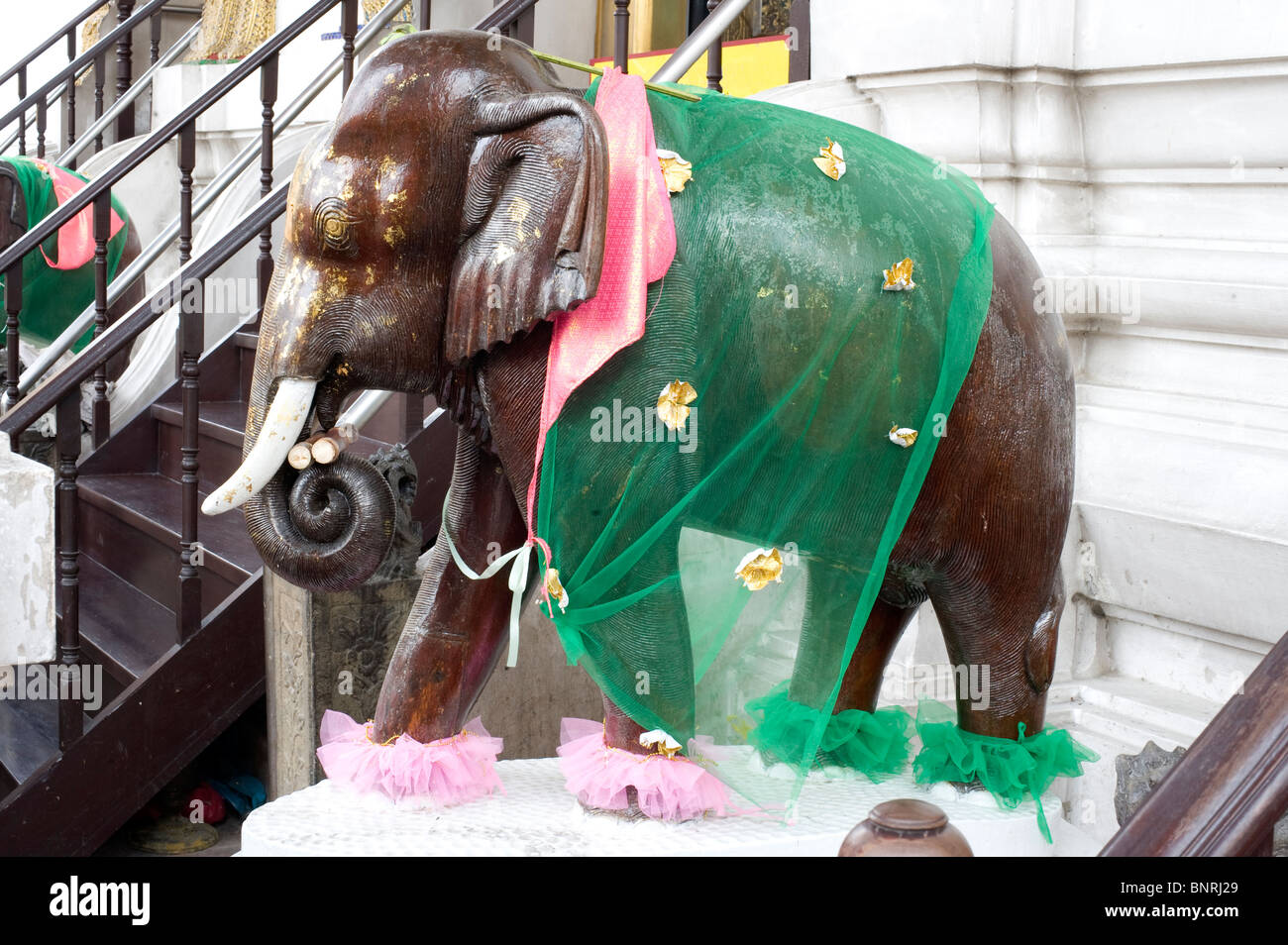 Wat Suthat Thepwararam templo real en Bangkok la estatua de un elefante Foto de stock
