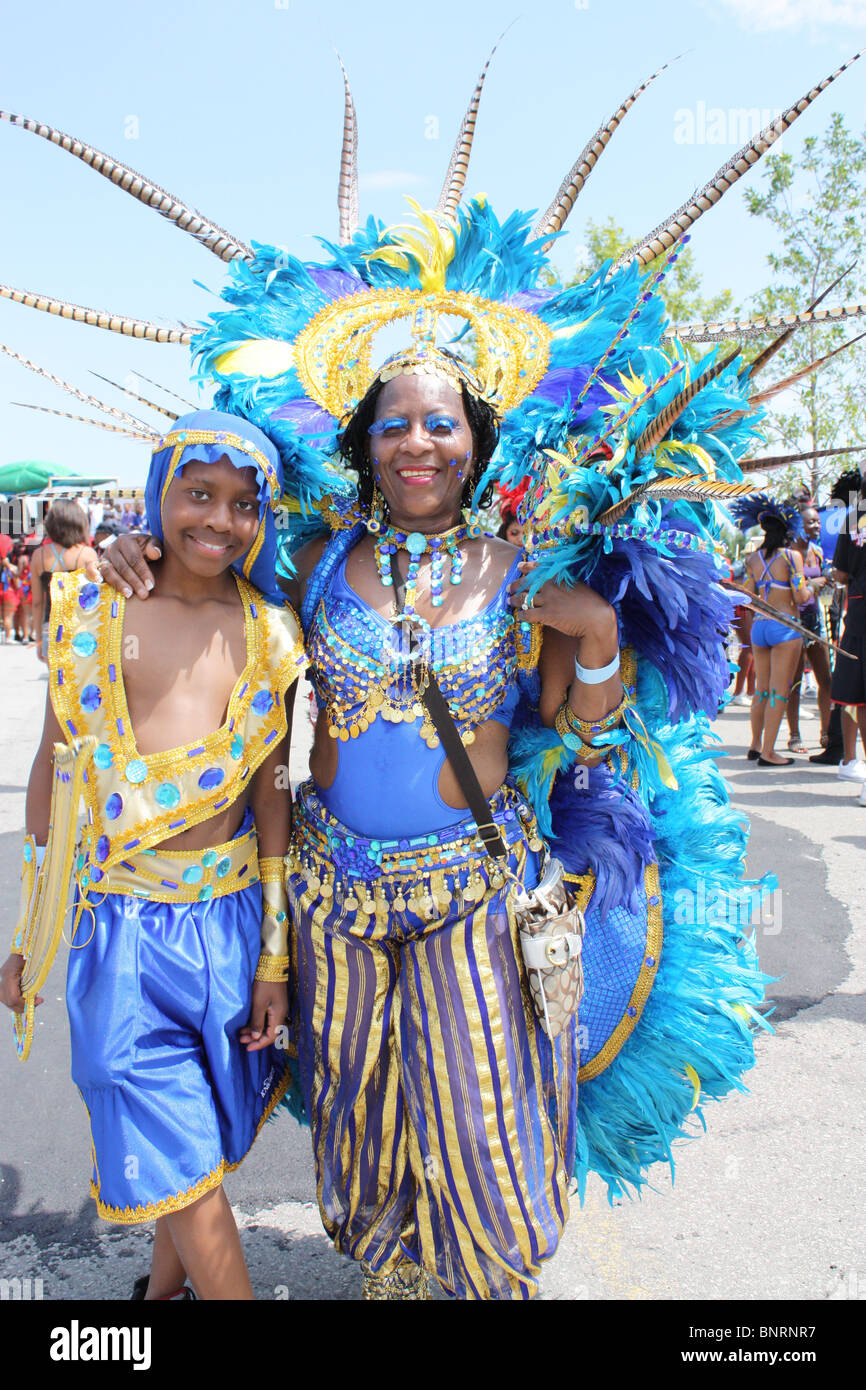Hijo madre trinidad festival plumas disfraces Fotografía de stock - Alamy