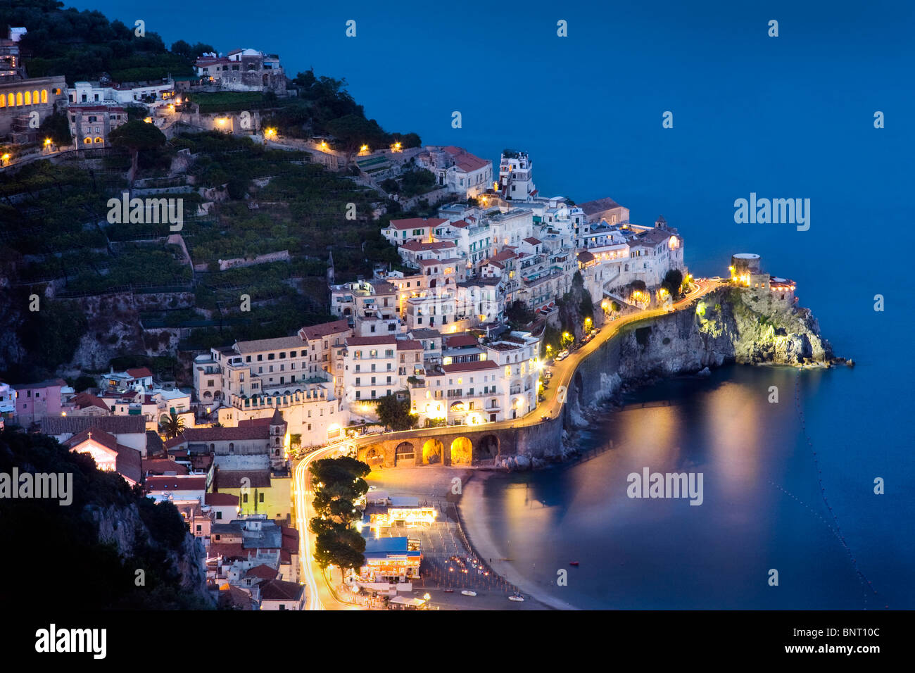 Amalfi, Ciudad, antena, vista de la noche, hora Foto de stock