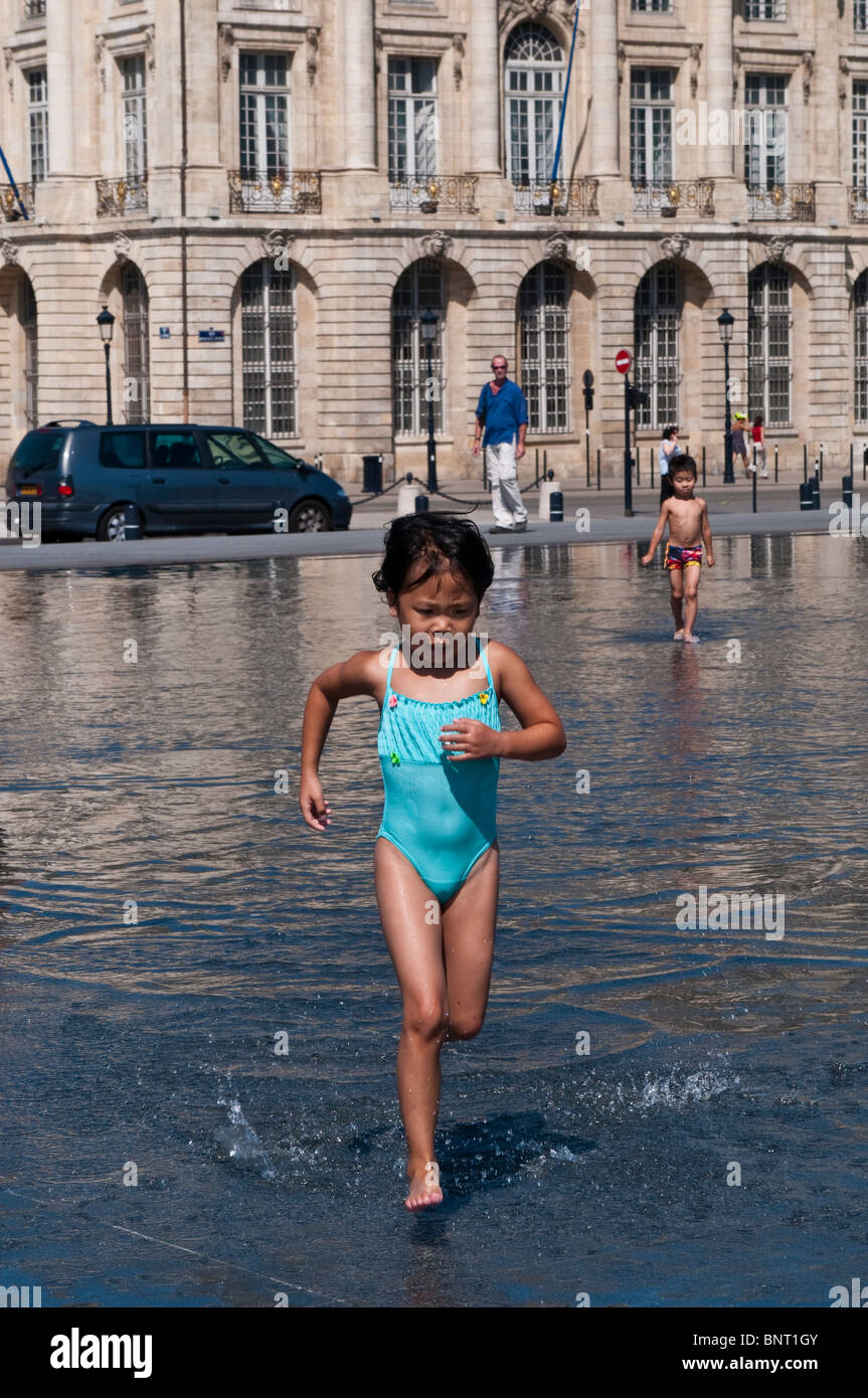 Vista Superior De Una Niña Pequeña En Una Bolsa De Frijoles Flotante  Relajándose En Una Piscina Azul. Fotos, retratos, imágenes y fotografía de  archivo libres de derecho. Image 162122611