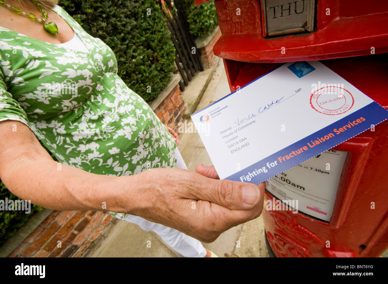 La Sociedad Nacional de Osteoporosis Patrono Lynn Faulds Wood y John Stapleton iniciar una campaña para mejorar los servicios de enlace de fractura Foto de stock