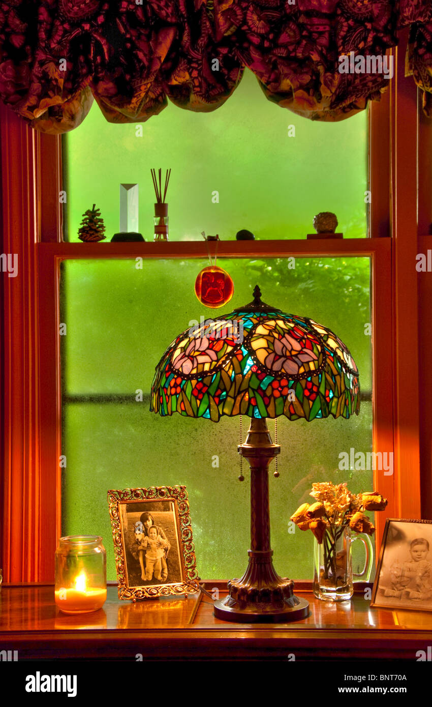 Escena nostálgico con lámpara de Tiffany. Foto de stock