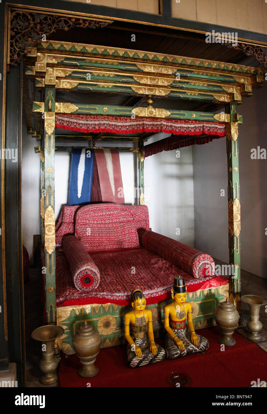 Indonesia, Java, Yogyakarta; tradicional javanesa, dormitorio, interior Foto de stock