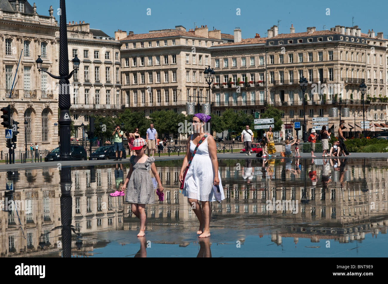 El espejo de agua en frente de la plaza de la Bolsa, Burdeos, Francia  Fotografía de stock - Alamy