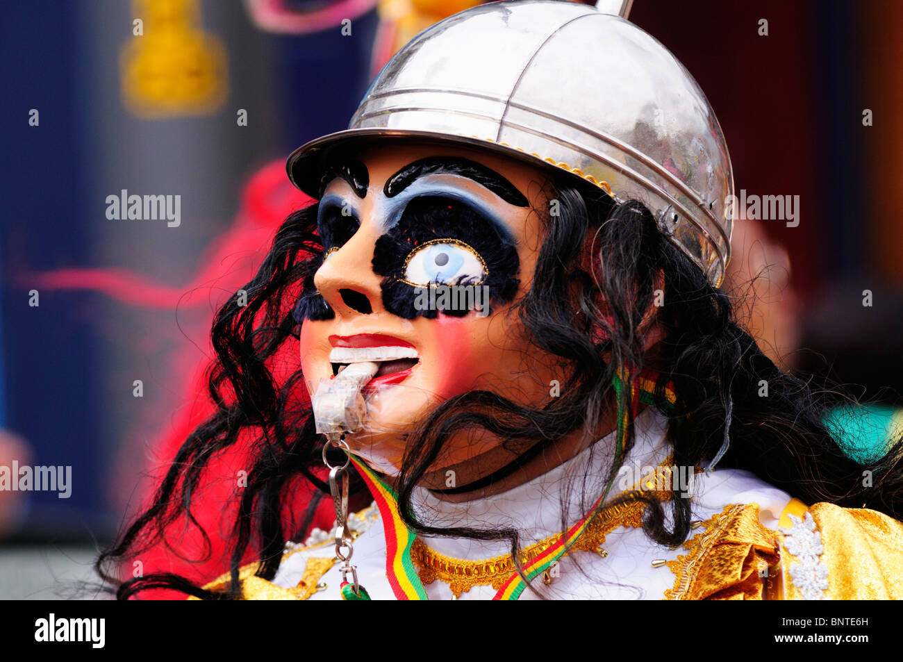 Bailarín enmascarado en el Carnaval del Pueblo Latinoamericano de Carnaval, Londres, Inglaterra, Reino Unido. Foto de stock