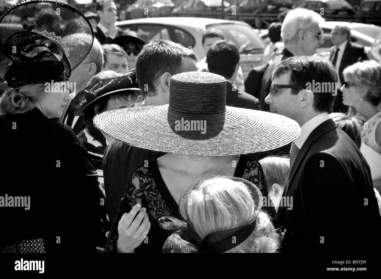 Mujer vistiendo un chaleco y sombrero de paja Fotografía de stock - Alamy