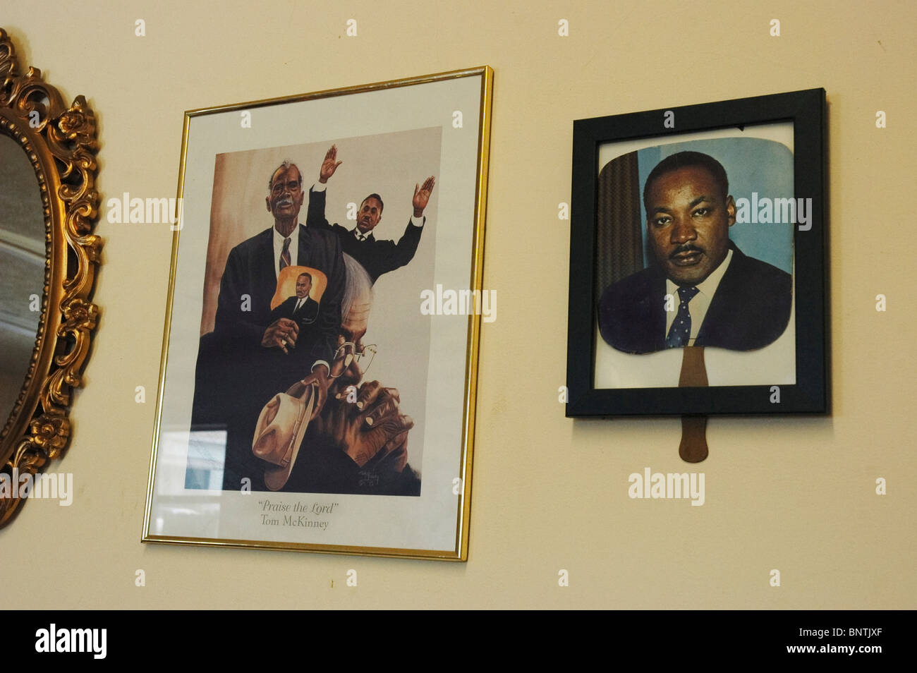 Interior de R&S Barbecue Tompkinsville KY. abanicos de la iglesia del Dr. Martin Luther King Jr. se cuelga en la pared en un marco Foto de stock