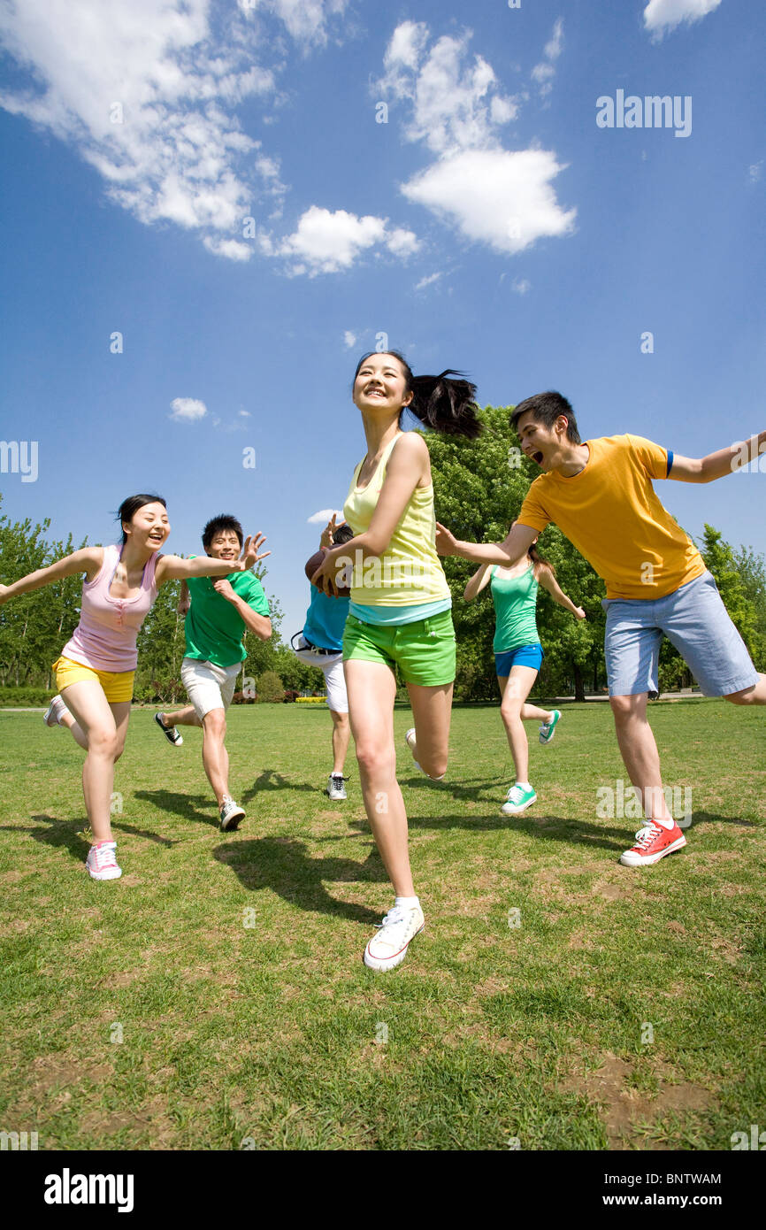 Grupo De Amigos Jugando Futbol Americano Foto Imagen De Stock