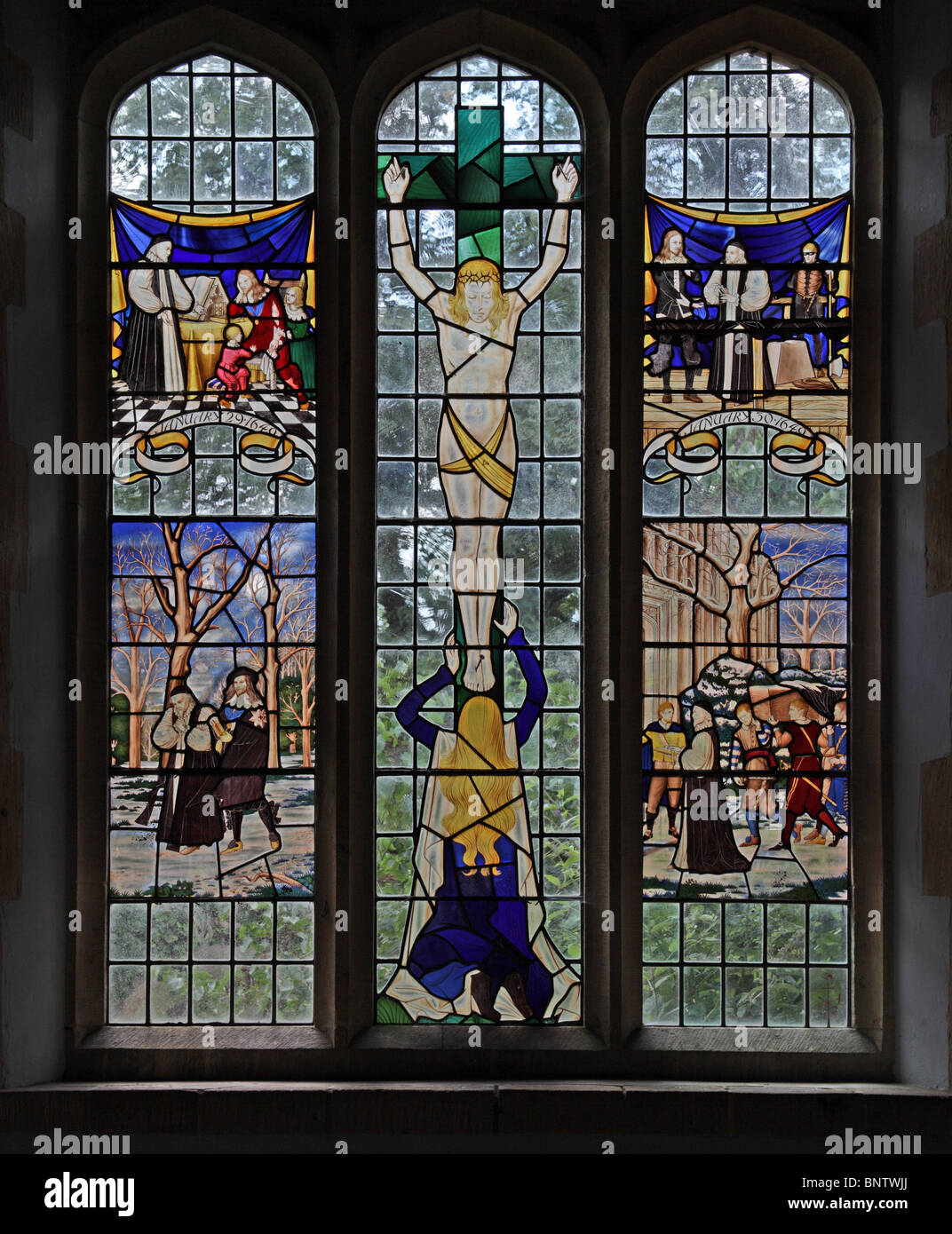 Una vidriera de Hugh Ray Easton (1906-1965) que representa La crucifixión y la historia del rey Carlos I de Inglaterra Foto de stock