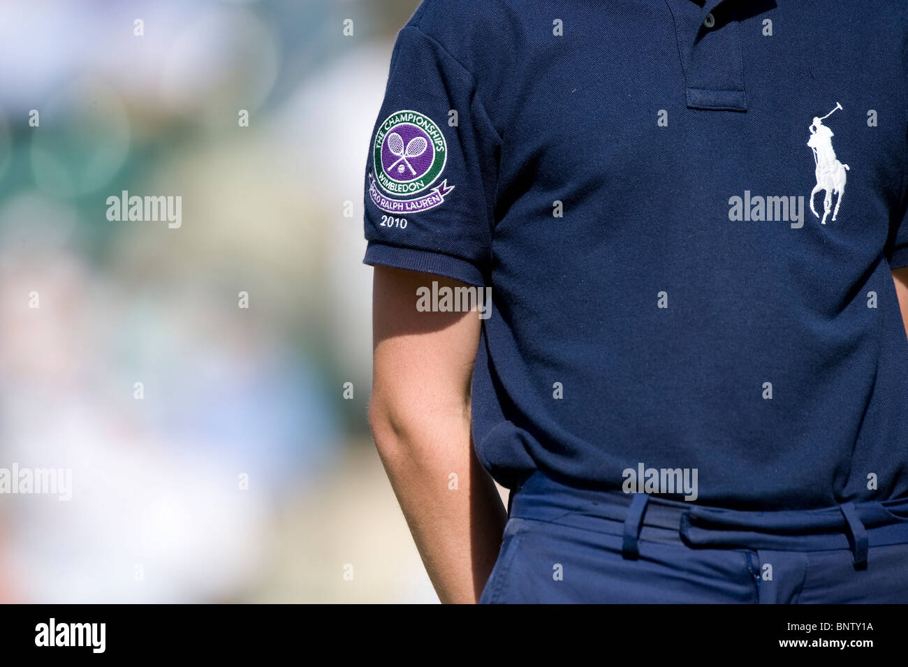 Ball boy camiseta detalle de corte 1 durante los Campeonatos de Tenis de Wimbledon 2010 Foto de stock
