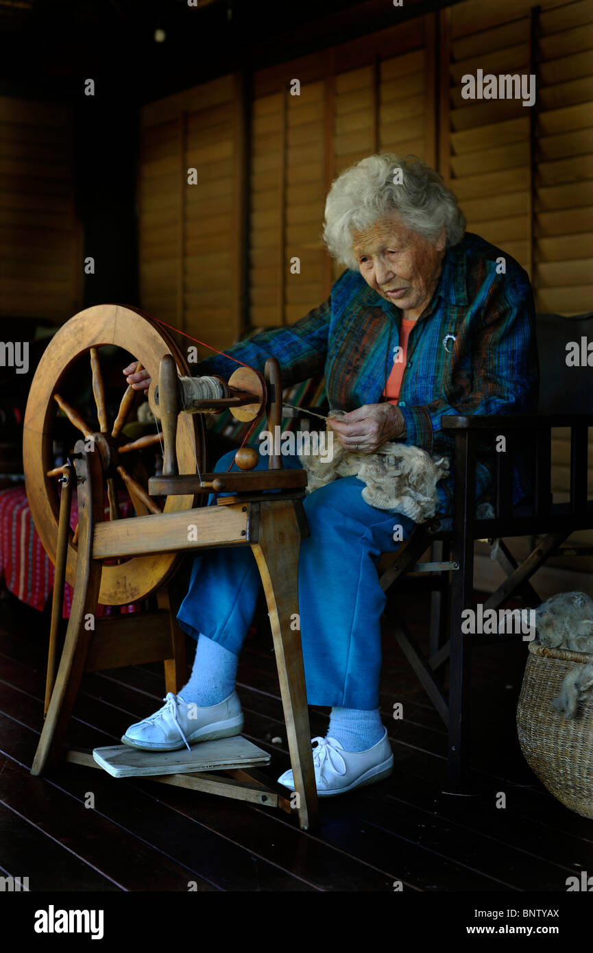 Anciana hilando lana Foto de stock