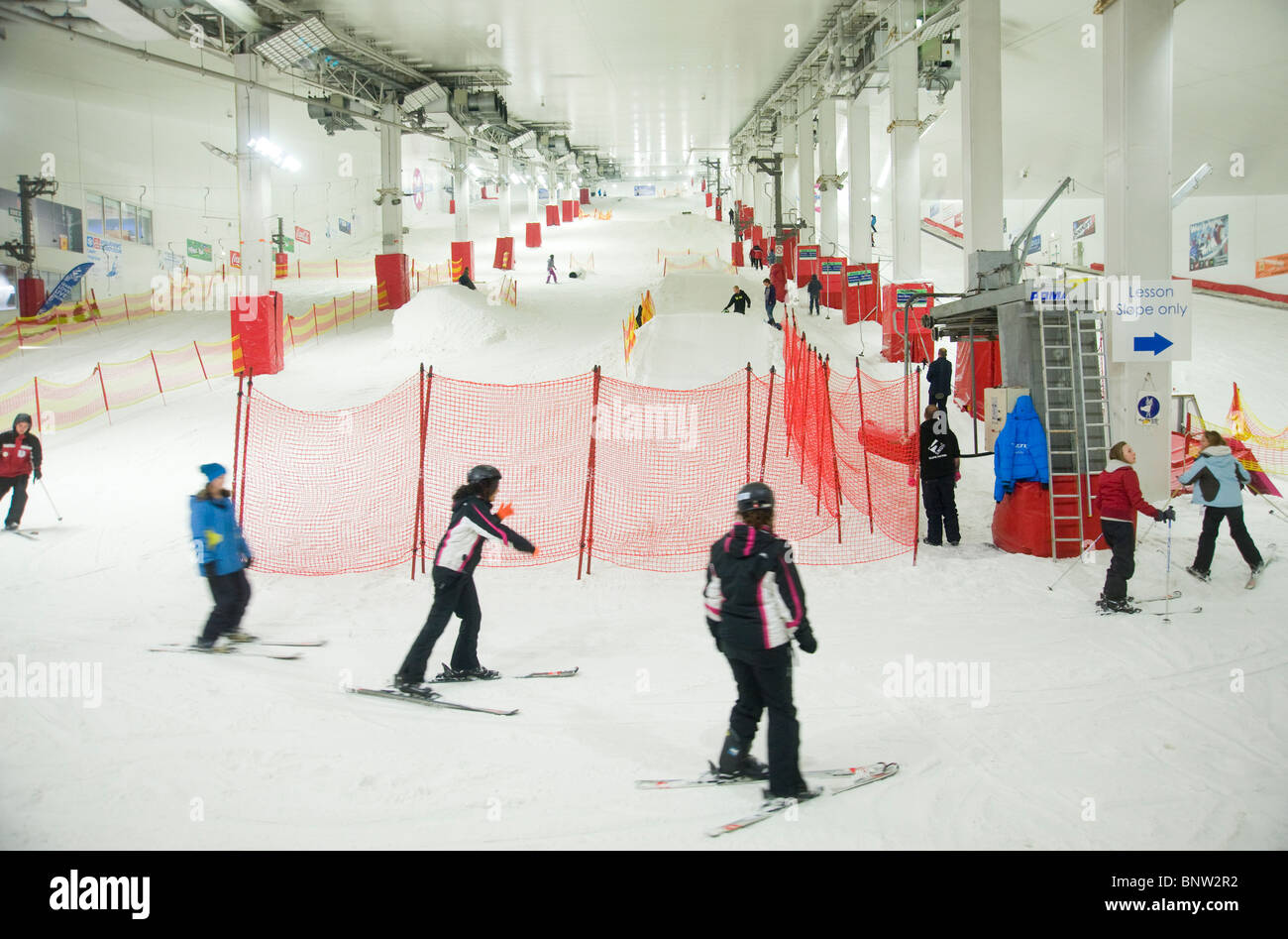 La gente esquiando en la pista de esquí en Xscape en Milton Keynes Foto de stock