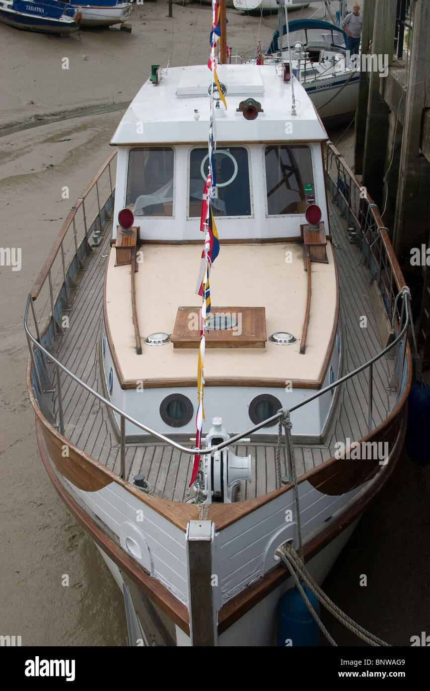 Amarrados encallado lecho del río tidal barco crucero de secado Foto de stock