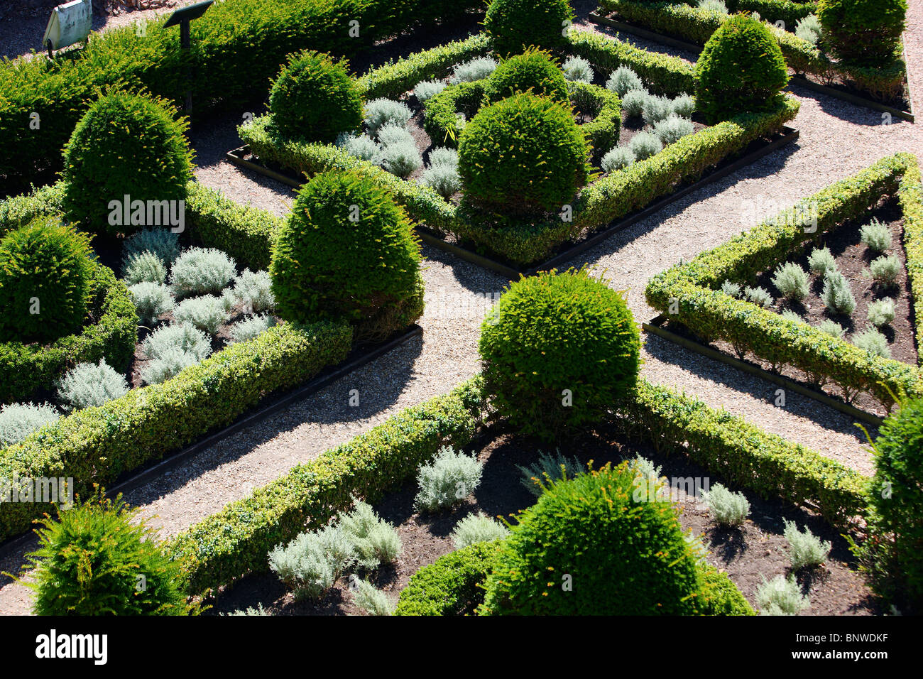 Arquitectura de jardín simétrico. Castillo Cornet, Guernsey, Islas del Canal, Reino Unido, Europa. Foto de stock