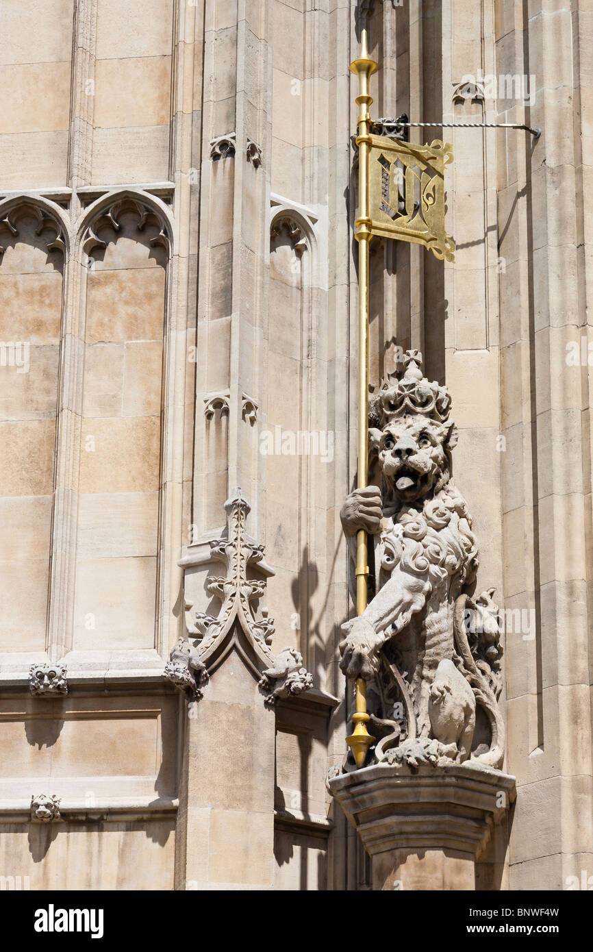 Estatua del León de oro y la corona lanza fuera de las Casas del Parlamento Foto de stock