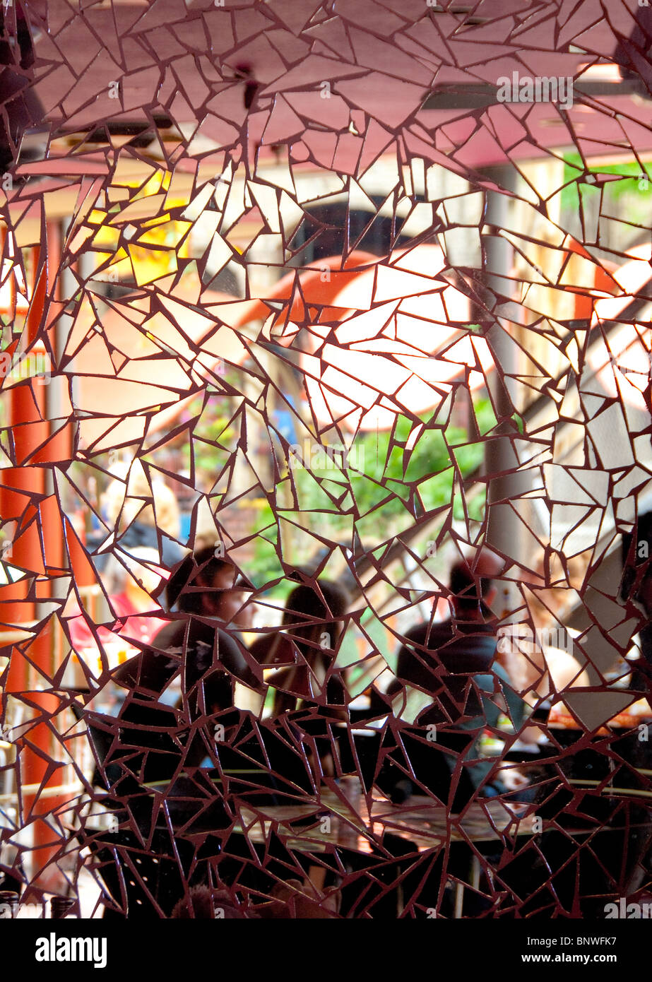 Mosaico reflejado reflexiones del Paseo del Río, en el Paseo del Río en el centro de San Antonio, Texas, EE.UU. Foto de stock