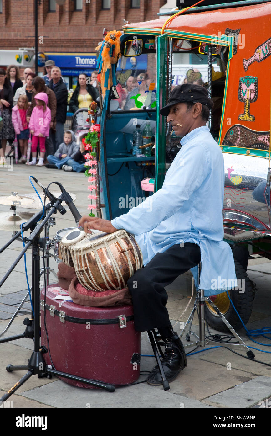 Ejecutante de la calle. Hombre tocando el tambor Tabula en Stockton  Riverside Festival Internacional. La tabla es un instrumento de percusión  membranophone Surasiático Fotografía de stock - Alamy