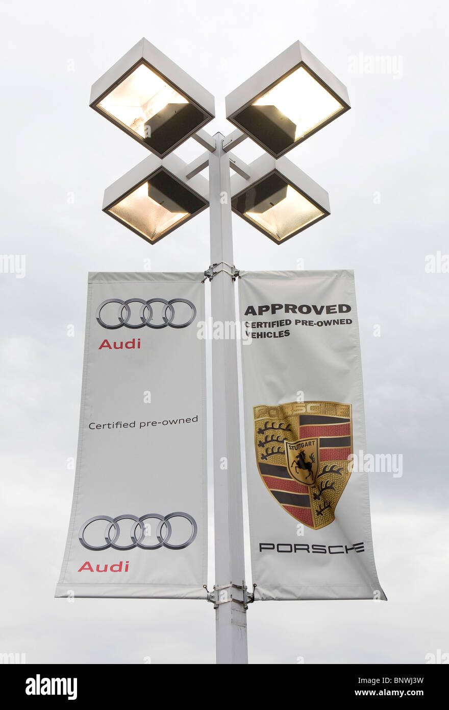 Un concesionario de coches Audi y Porsche. Foto de stock