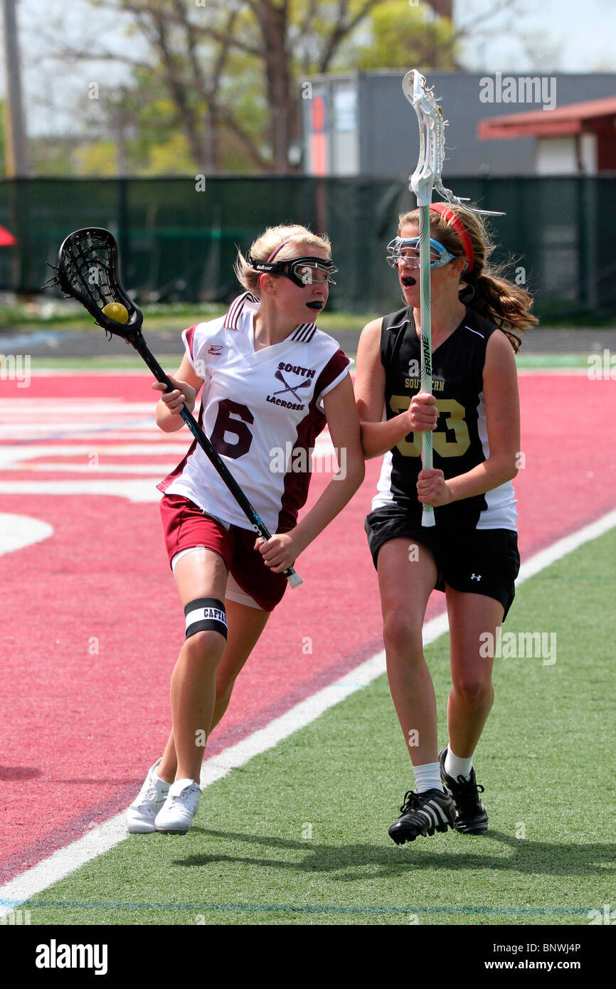 Luchando por el balón en Woman's High School Lacrosse Foto de stock