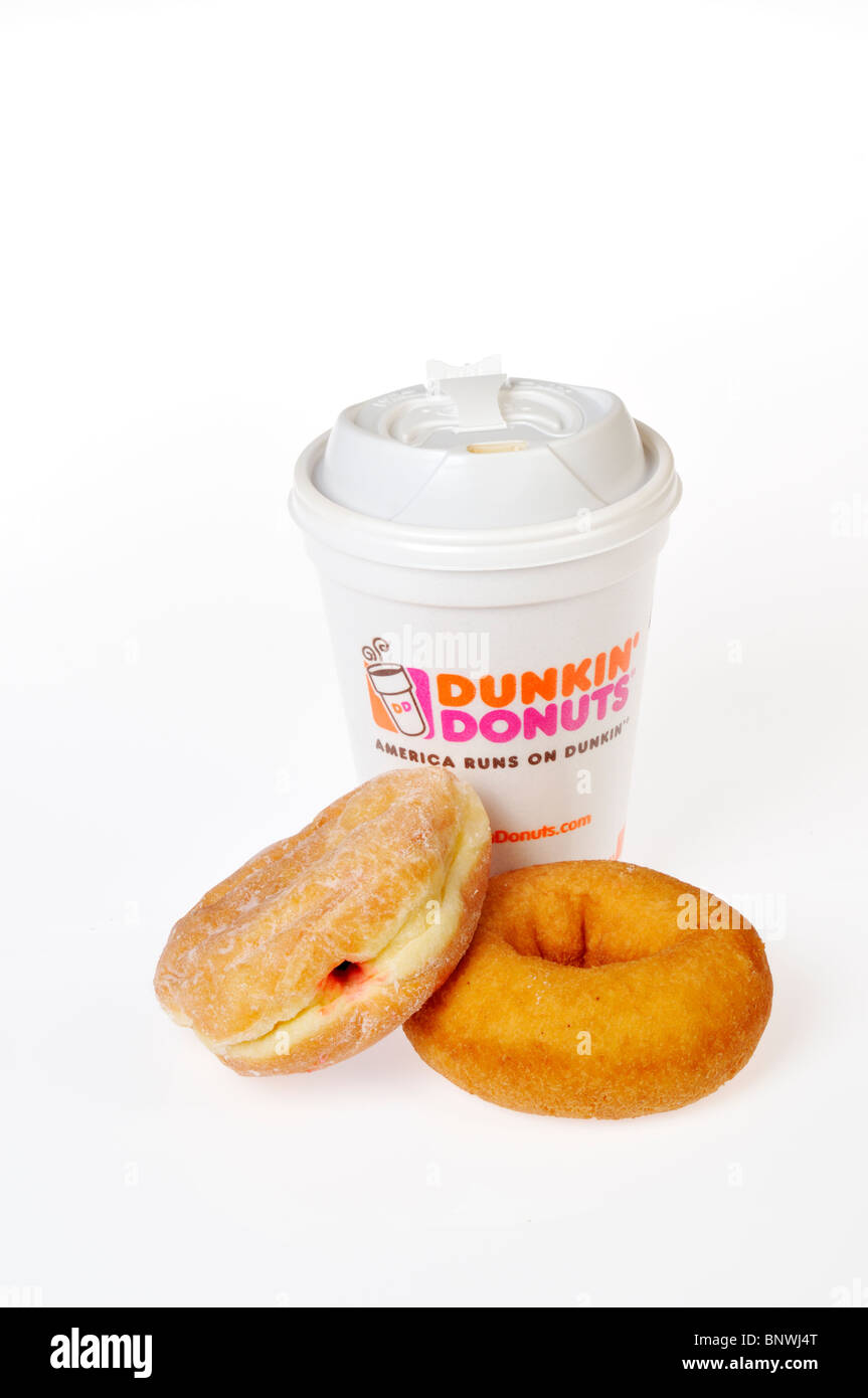 Tomar una taza caliente de café con un Dunkin Donuts liso y jelly donuts en un dunkin donuts servilleta sobre un fondo blanco. Foto de stock